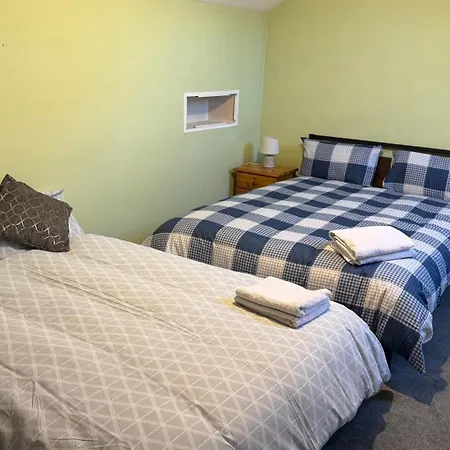Spacious 4 Bedroom With 2 Bathrooms With Garden And Parking In Dublin 卢坎