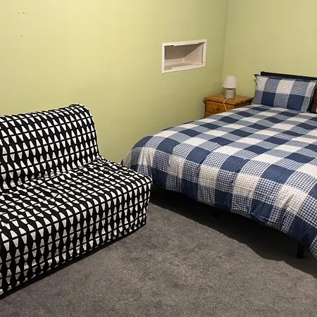 Spacious 4 Bedroom With 2 Bathrooms With Garden And Parking In Dublin