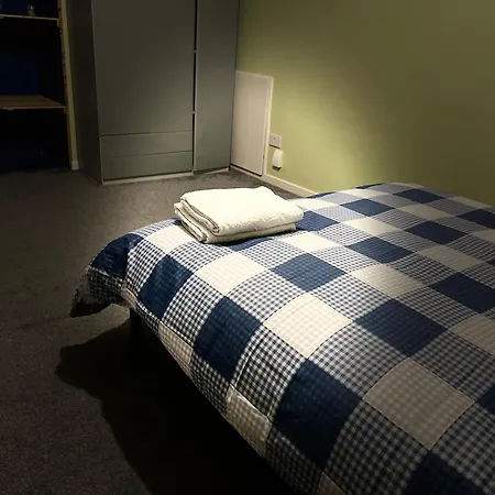 Spacious 4 Bedroom With 2 Bathrooms With Garden And Parking In Dublin *