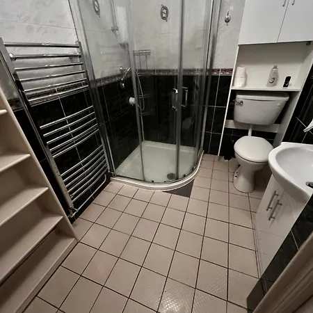 Spacious 4 Bedroom With 2 Bathrooms With Garden And Parking In Dublin *