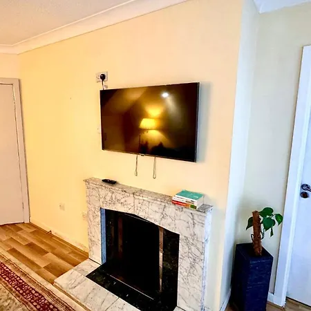 度假居 Spacious 4 Bedroom With 2 Bathrooms With Garden And Parking In Dublin 卢坎