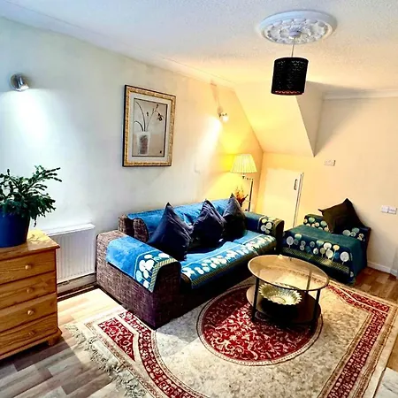 Spacious 4 Bedroom With 2 Bathrooms With Garden And Parking In Dublin 卢坎