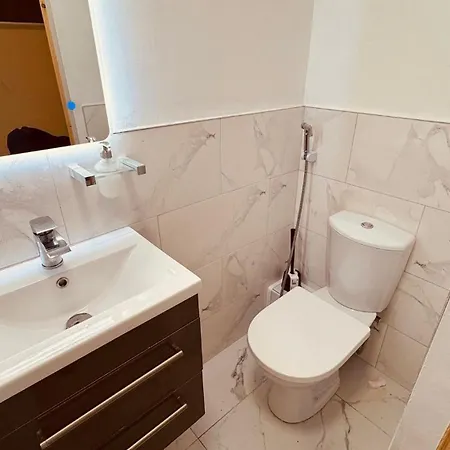 度假居 Spacious 4 Bedroom With 2 Bathrooms With Garden And Parking In Dublin 卢坎