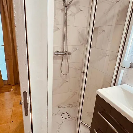 Spacious 4 Bedroom With 2 Bathrooms With Garden And Parking In Dublin 度假居 *