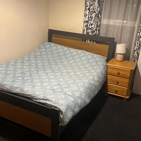 Spacious 4 Bedroom With 2 Bathrooms With Garden And Parking In Dublin *