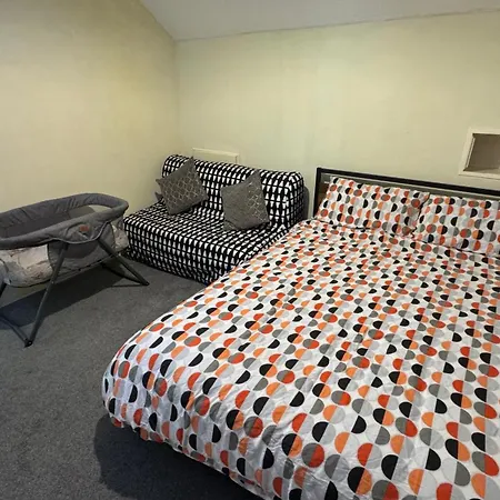 Spacious 4 Bedroom With 2 Bathrooms With Garden And Parking In Dublin *