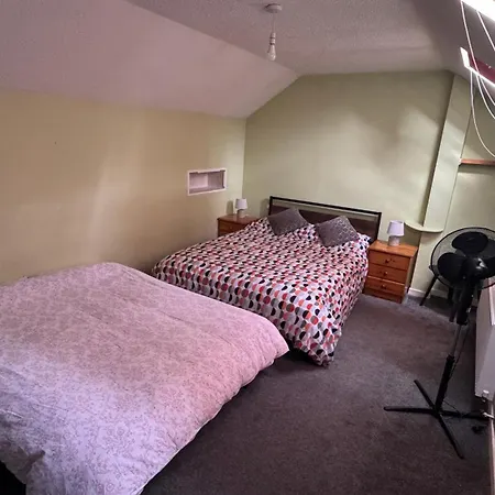 Spacious 4 Bedroom With 2 Bathrooms With Garden And Parking In Dublin *
